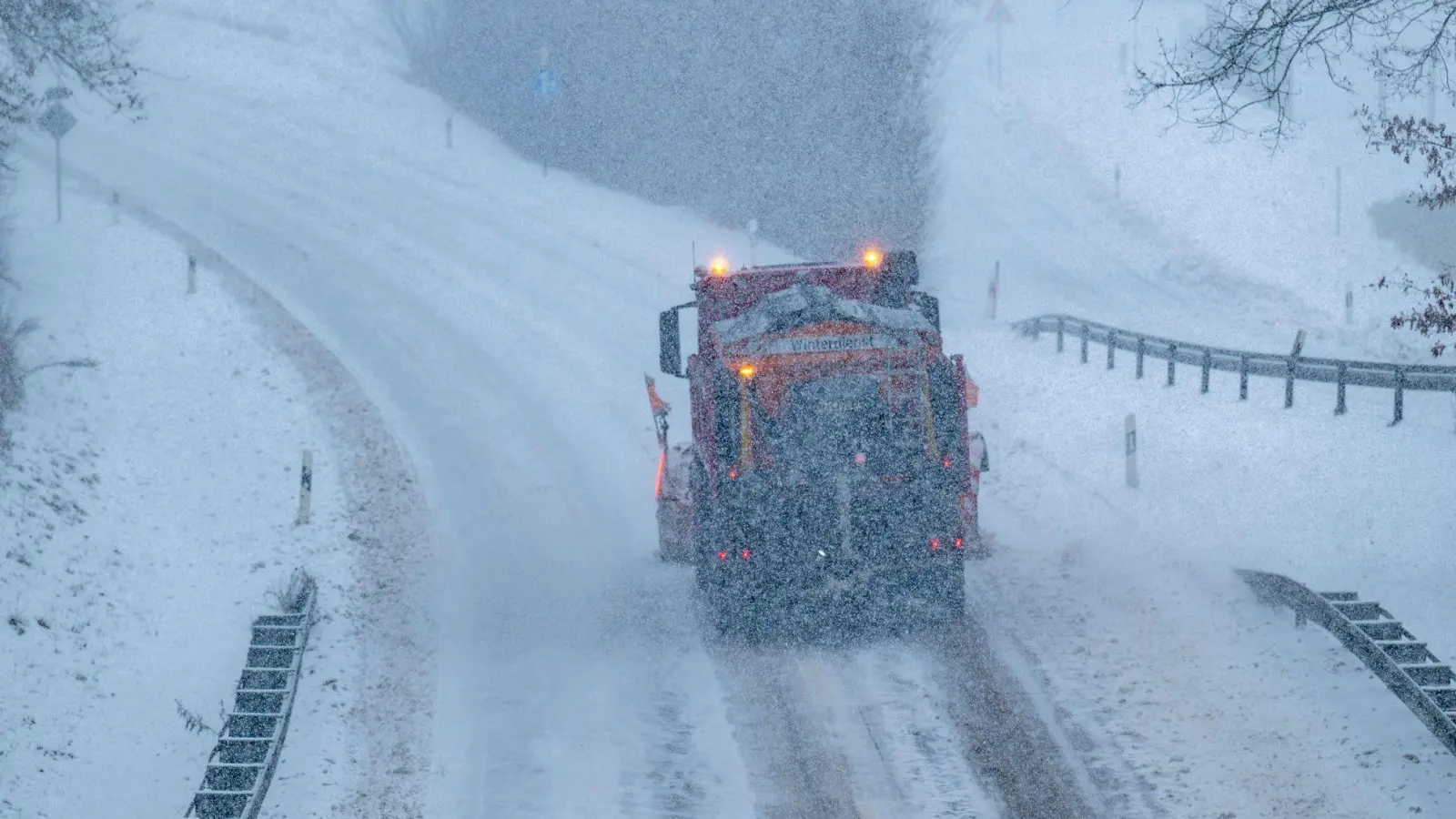 Der Deutsche Wetterdienst erwartet für den Sonntag Neuschnee in Bayern. (Archivbild) (Foto: Armin Weigel/dpa)