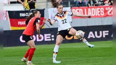 Tat sich schwer gegen Österreich: Flügelstürmerin Jule Brand (r.).  (Foto: Expa/ Reinhard Eisenbauer/APA/dpa)