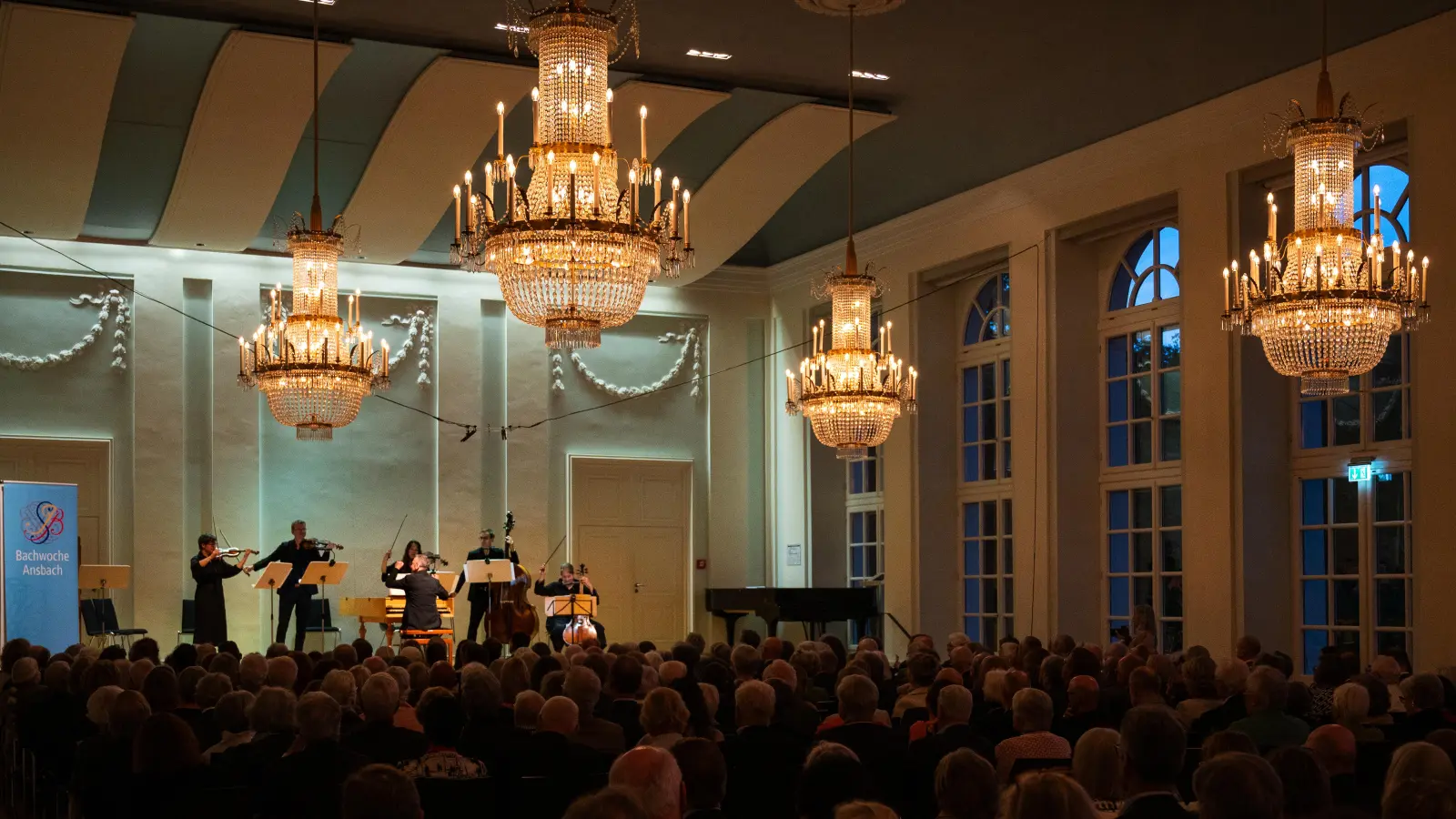 Bach unter funkelnden Kronleuchtern: das Orchesterkonzert 1 in der Orangerie eröffnete den Konzertreigen. (Foto: René Chlopotowski)