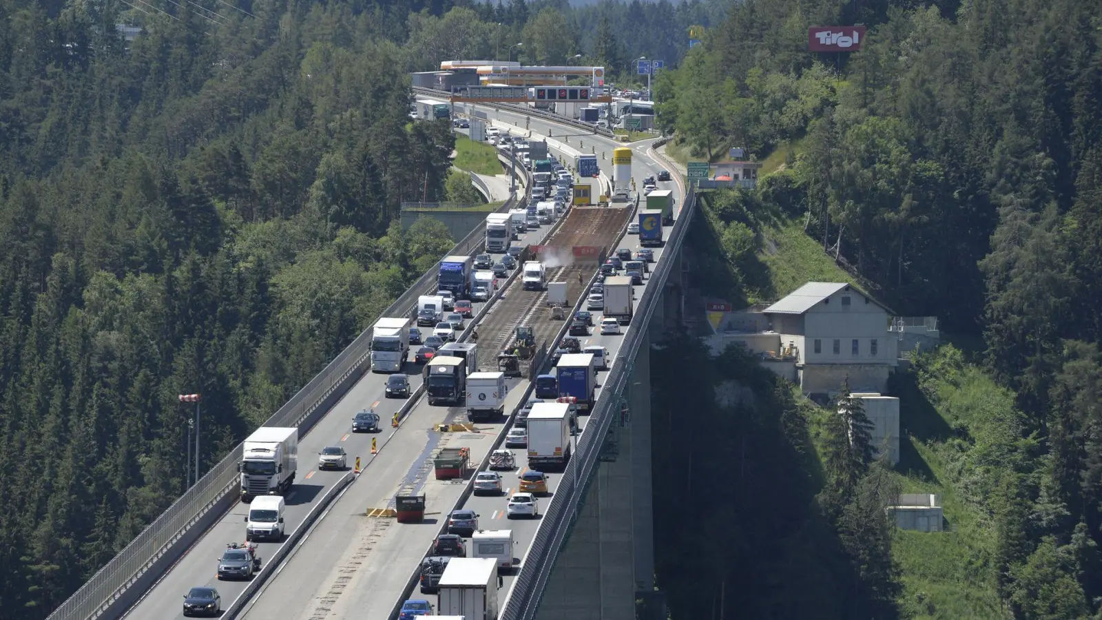 Tirol fürchtet Staus auf Nebenstraßen der Brenner-Route. (Foto Archiv) (Foto: Zeitungsfoto.At/APA/dpa)