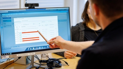 Arztbriefe und Laborbefunde: Künftig sollen Ärztinnen und Ärzte sie in die elektronische Patientenakte einstellen.  (Foto: Daniel Karmann/dpa)