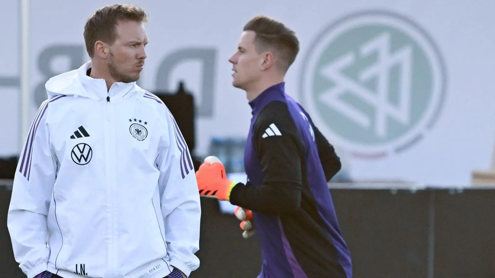 Ernste Miene: Julian Nagelsmann hat Sorgen auf der Torhüterposition. (Foto: Arne Dedert/dpa)