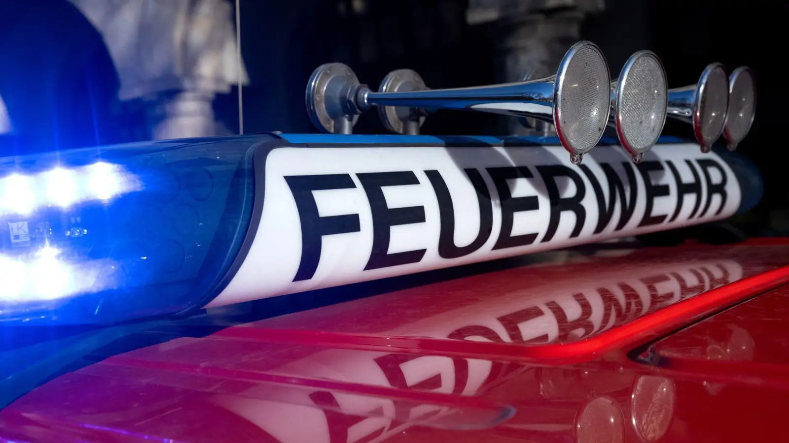 Die Feuerwehr löschte das brennende Auto. (Symbolbild) (Foto: Sven Hoppe/dpa)