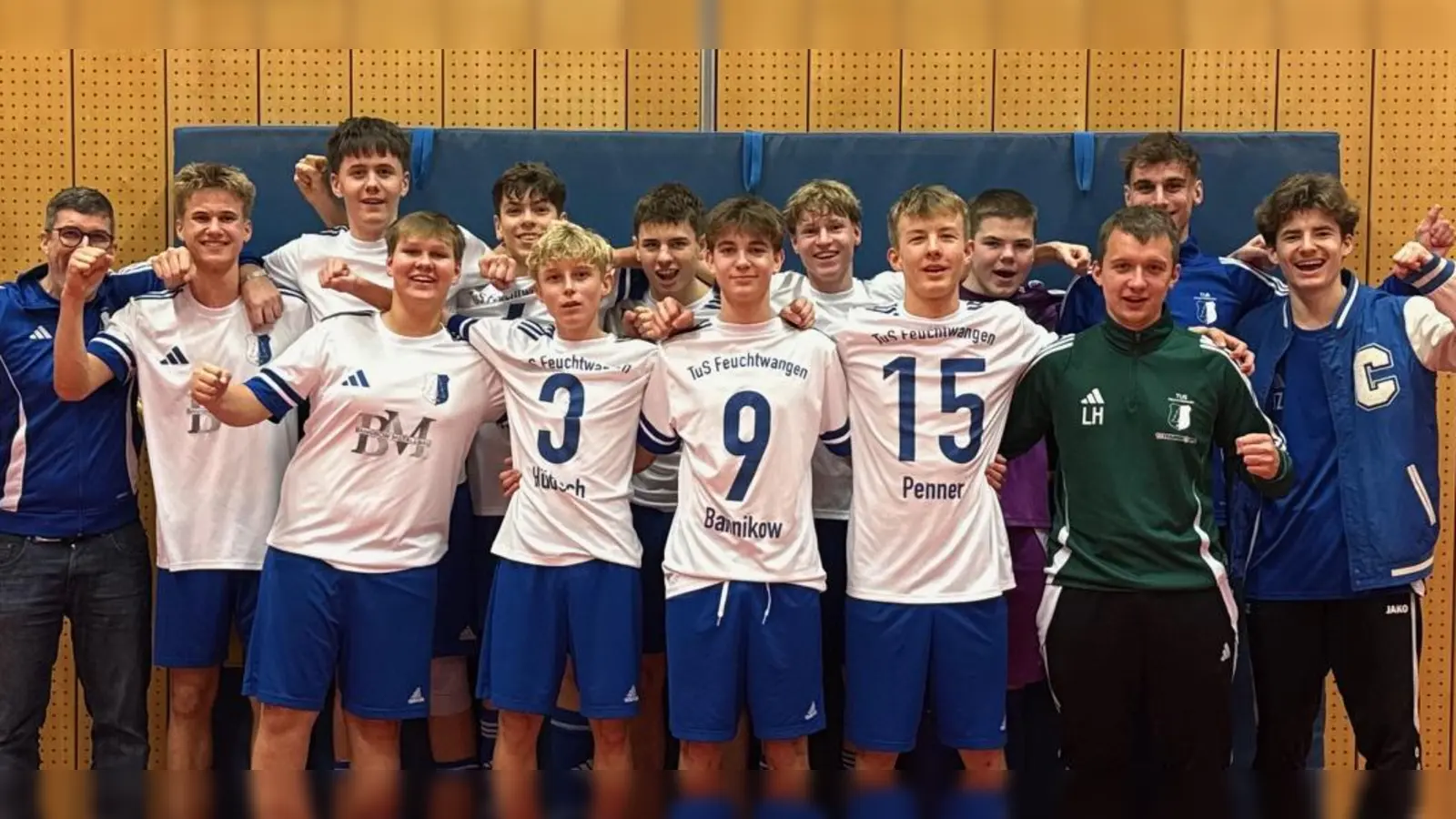 Das erfolgreiche Feuchtwanger U17-Team, hintere Reihe von links: Co-Trainer Ralf Hübsch, Linus Hähnlein, Linus Bär, Anton Hedler, Elias Hahn, Leo Gottwald, Alex Mayer, Trainer Benni Burggraf, Johannes Zeisel. Vorne von links: David Schuster, Lasse Hübsch, Vale Bannikow, Maddox Penner, Co-Trainer Lukas Hirsch. (Foto: Martin Beck)