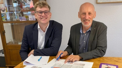 Pressesprecher Felix Mohr und Intendant Peter Cahn (von links) stellen die Bilanz der Sommerfestspiele 2025 des Dinkelsbühler Landestheaters vor. (Foto: Lisa-Maria Liebing)