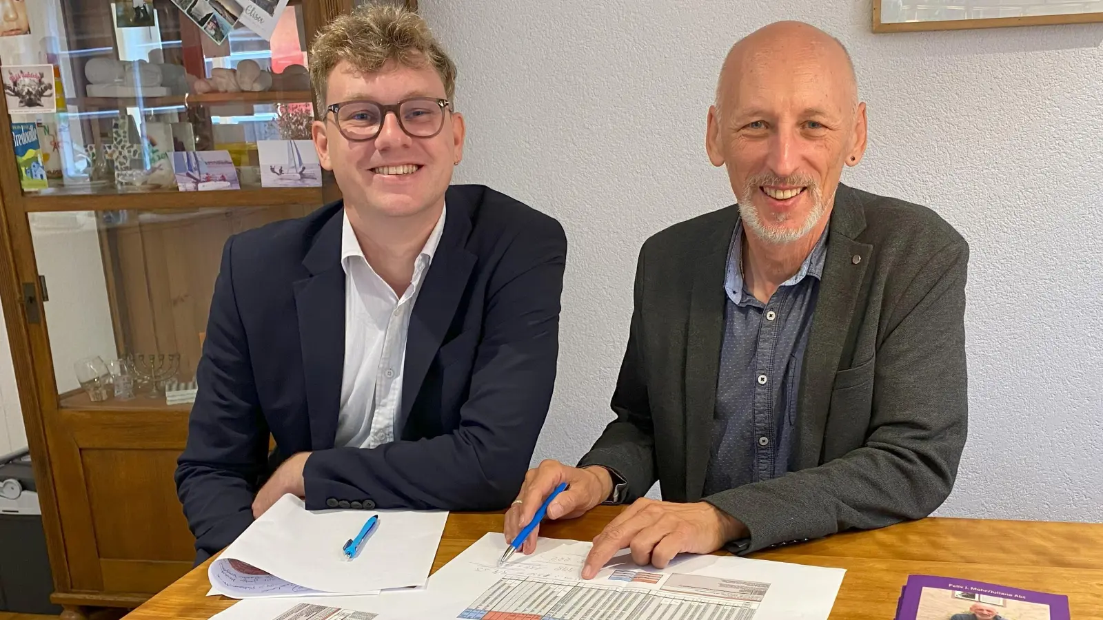 Pressesprecher Felix Mohr und Intendant Peter Cahn (von links) stellen die Bilanz der Sommerfestspiele 2025 des Dinkelsbühler Landestheaters vor. (Foto: Lisa-Maria Liebing)