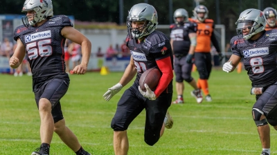 Starke Defense: Philipp Saueressig trägt den Ball nach einer Interception über das Feld. (Foto: Thomas Lüdtge)