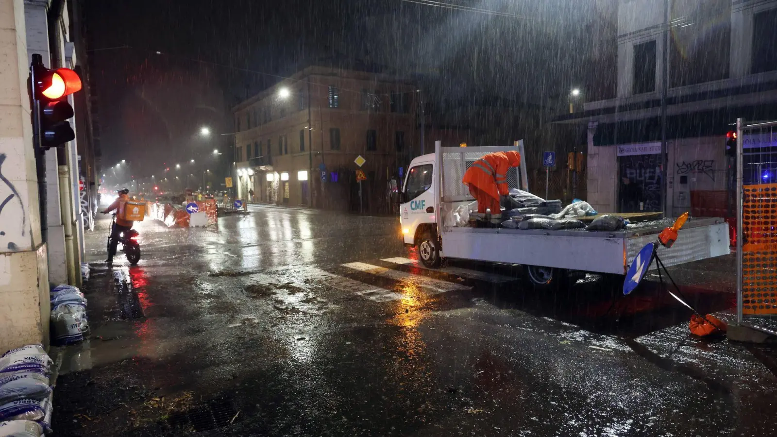 In Italien sind nach heftigem Regen viele Straßen überschwemmt (Foto aktuell). (Foto: Michele Nucci/LaPresse via ZUMA Press/dpa)