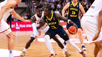 Das DBB-Team um Dennis Schröder (Mitte, links) gewann das erste Spiel der WM-Vorbereitung gegen Schweden. (Foto: Marius Becker/dpa)