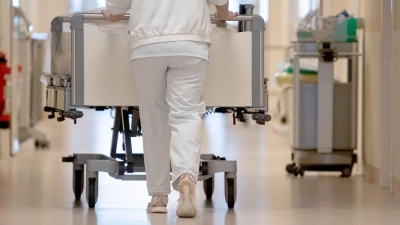 Ein Belegungstag in einer bayerischen Klinik kostete im vergangenen Jahr 969 Euro. (Symbolbild) (Foto: Marijan Murat/Deutsche Presse-Agentur GmbH/dpa)