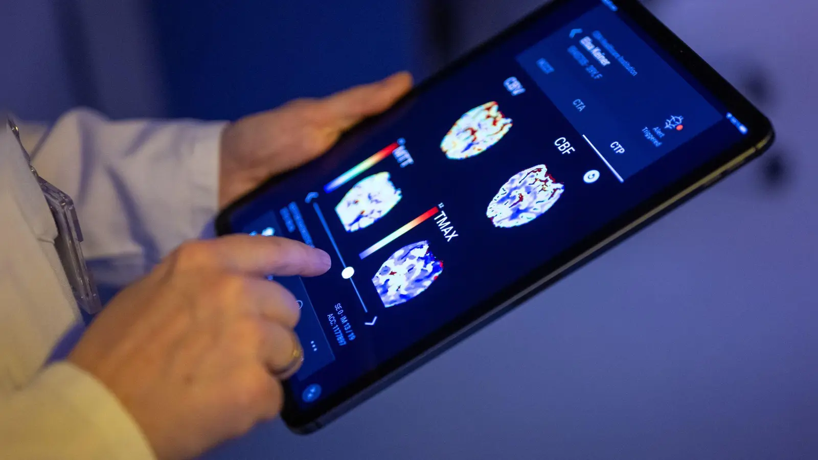 Besonders im Gesundheitswesen sieht die EU-Kommission große Potenziale durch KI. (Symbolbild) (Foto: Monika Skolimowska/dpa)