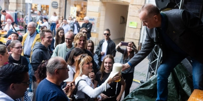 Die fünfte Jahreszeit beginnt in Ansbach mit dem Altstadtfest. Oberbürgermeister Thomas Deffner stach traditionell das erste Fass Bier an.  (Foto: Evi Lemberger)