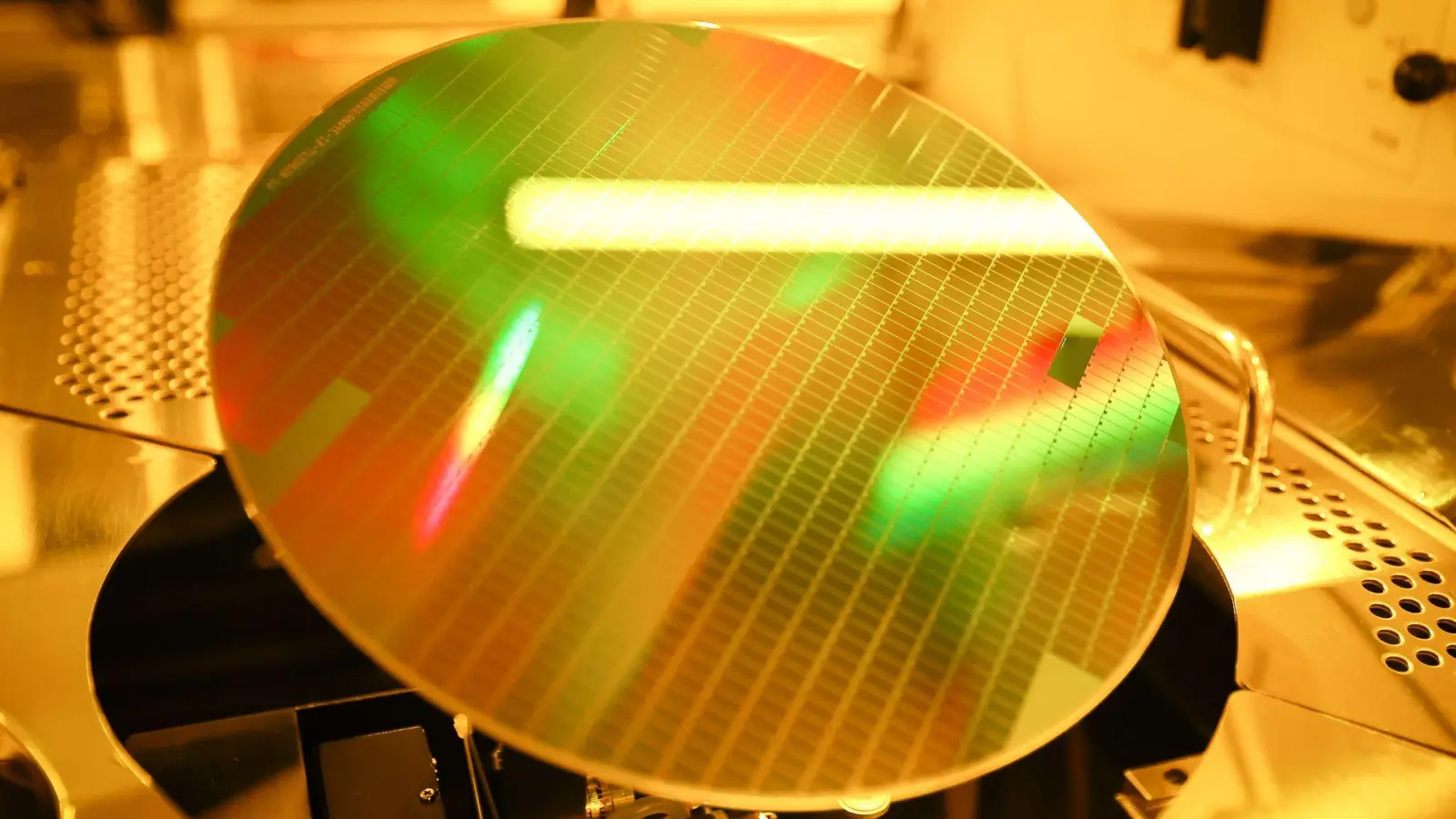 Mikrochips werden hauptsächlich aus Herstellerländern wie China oder Taiwan importiert. (Symbolbild) (Foto: Christian Charisius/dpa)