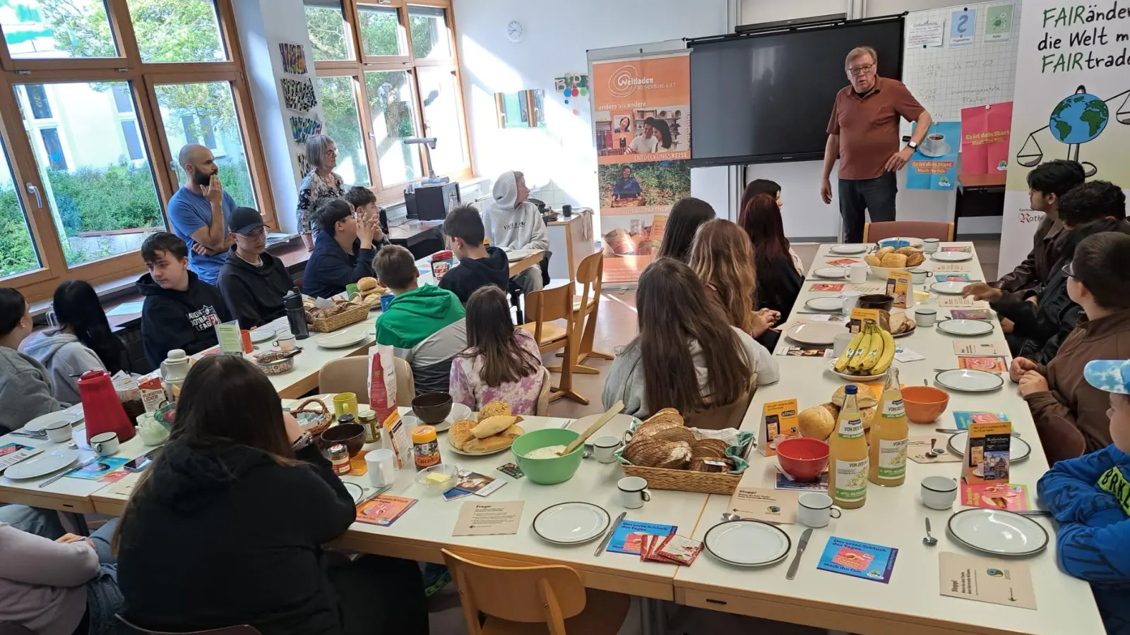 Faires Frühstück, was ist das? Die 8. und 9. Klassen des Förderzentrums gingen dieser Frage auf den Grund. (Foto: Förderzentrum Rothenburg)