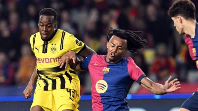 Jamie Gittens (l) könnte aus Dortmund zum FC Chelsea wechseln. (Foto: Federico Gambarini/dpa)