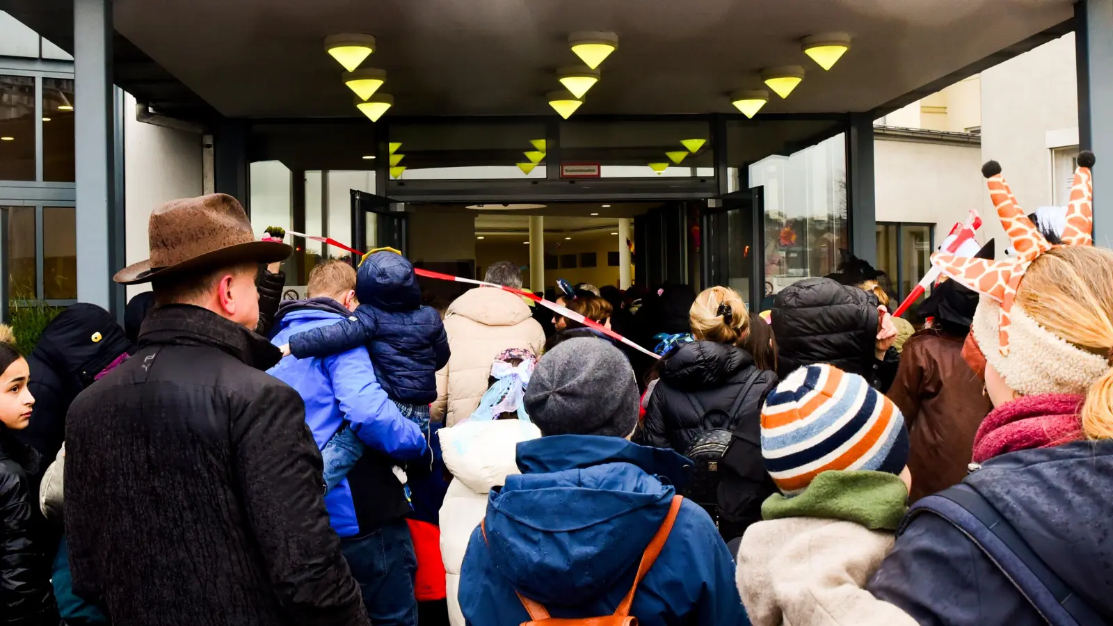 Vom Stadthaus in der Ansbacher Innenstadt ziehen die jungen Narrinnen und Narren in Richtung Onoldiasaal. Dort ging das bunte Treiben erst richtig los. (Foto: Irmeli Pohl)