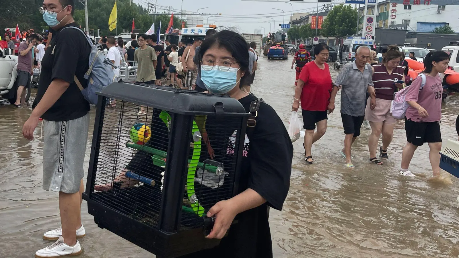 Flucht vor dem Wasser: Evakuierungen in der nordchinesischen Provinz Hebei südlich von Peking. (Foto: Andy Wong/AP)