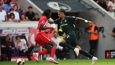 Nächster Werder-Ausfall: Justin Njinmah (r) verletzte sich beim Spiel in Freiburg. (Foto: Philipp von Ditfurth/dpa)
