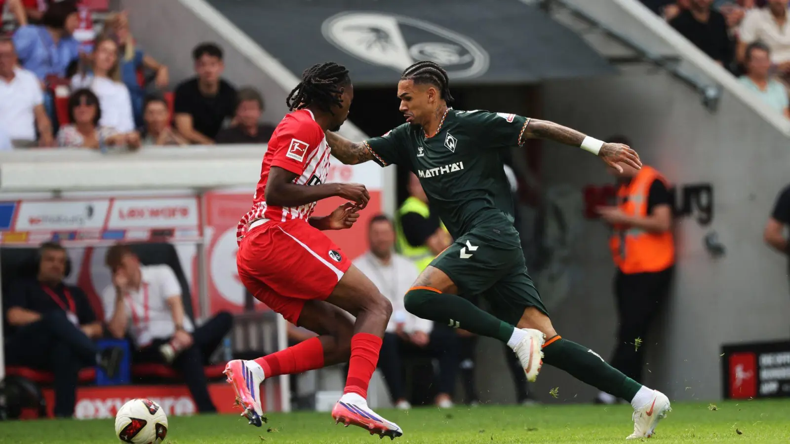 Nächster Werder-Ausfall: Justin Njinmah (r) verletzte sich beim Spiel in Freiburg. (Foto: Philipp von Ditfurth/dpa)