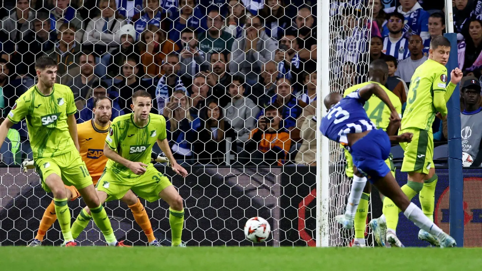 Rückschlag für Hoffenheim: Tiago Djalo (3.v.r) erzielt das Tor zum 1:0 für Porto. (Foto: Luis Vieira/AP)