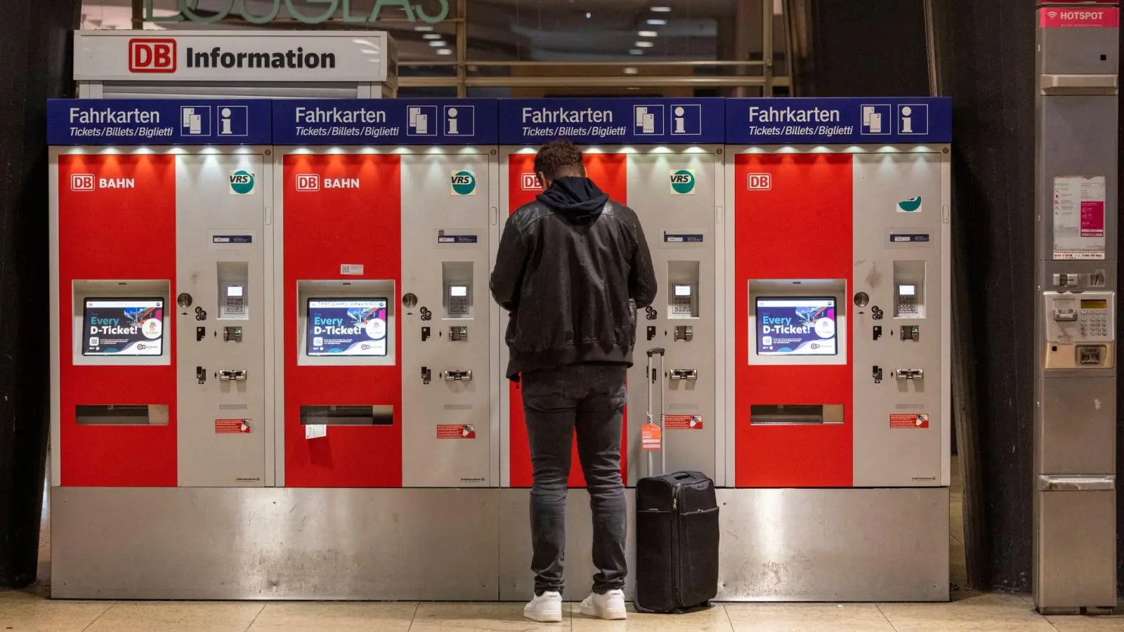 Unbekannte haben am Schweinfurter Bahnhof einen Fahrkartenautomaten gesprengt. (Symbolbild) (Foto: Thomas Banneyer/dpa)