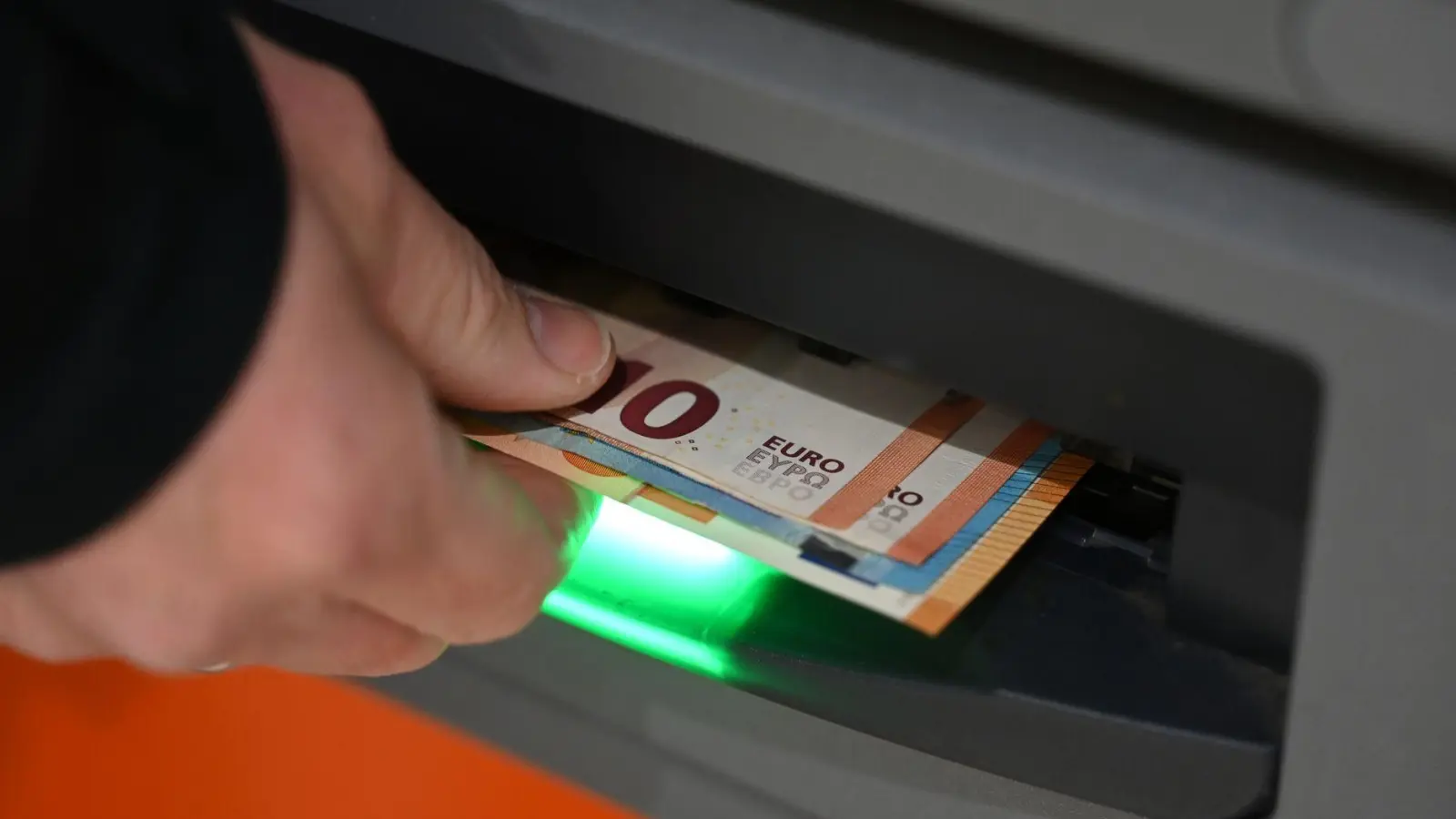 Die Banken haben die Zahl der Geldautomaten in Deutschland deutlich verringert. (Foto: Elisa Schu/dpa)