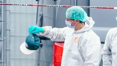 Mitarbeiter der Spurensicherung am Tatort. (Foto: Uwe Anspach/dpa)