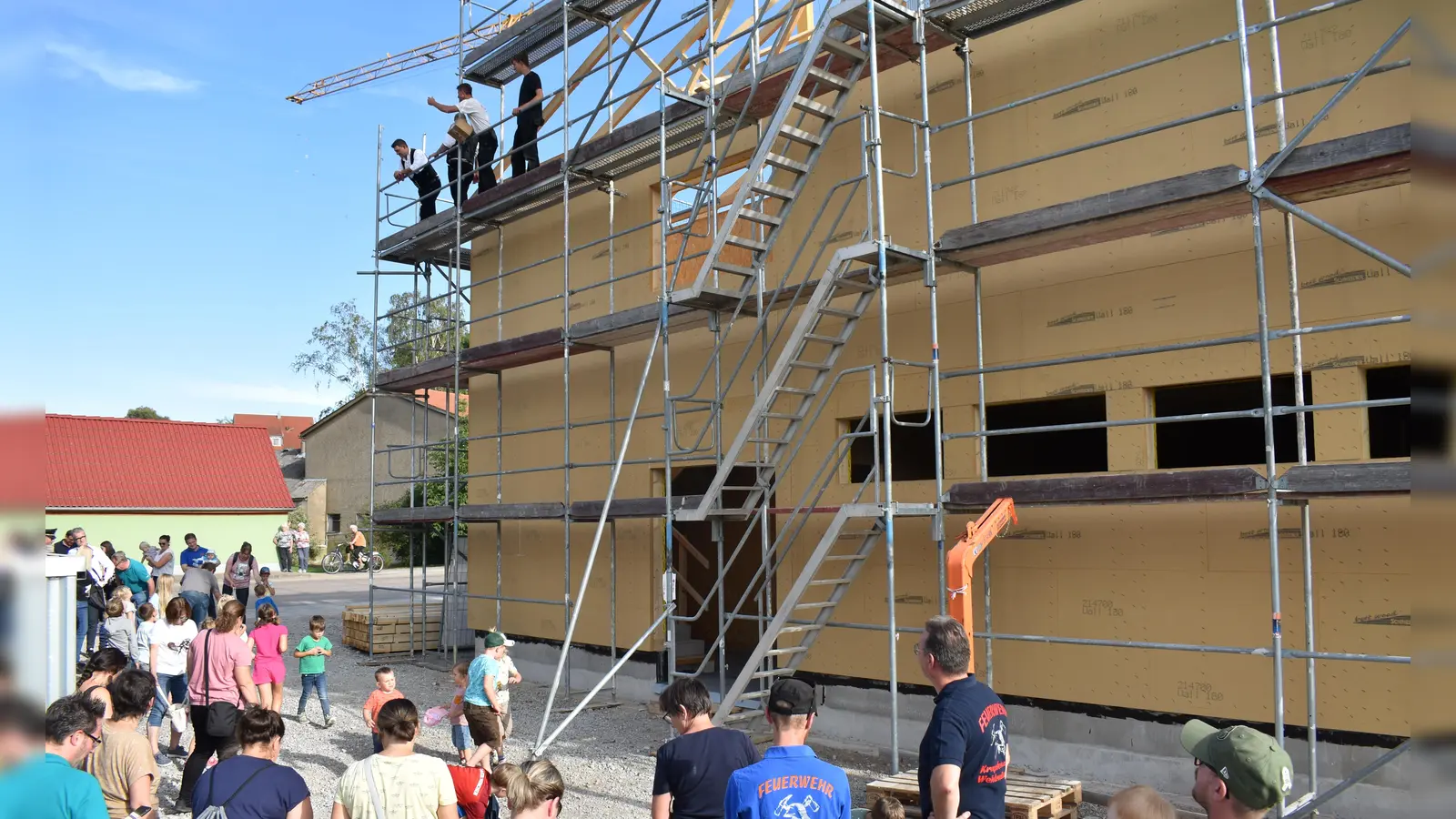 Der Rohbau des künftige Gemeinschaftshauses in Feuchtwangens Stadtteil Krapfenau steht. Jetzt fand sich die Bevölkerung zum Richtfest ein. (Foto: Erich Herrmann)