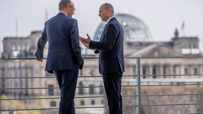 Der irische Regierungschef Micheál Martin (r) muss in den kommenden Monaten im Haushaltsstreit vermitteln. Kanzler Merz gibt sich bislang allerdings nicht besonders kompromissbereit. (Archivbild) (Foto: Michael Kappeler/dpa)