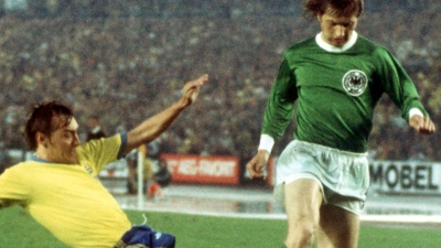 Dieter Herzog (r) ist im Alter von 79 Jahren gestorben. (Archivbild) (Foto: Karl Schnörrer/dpa)