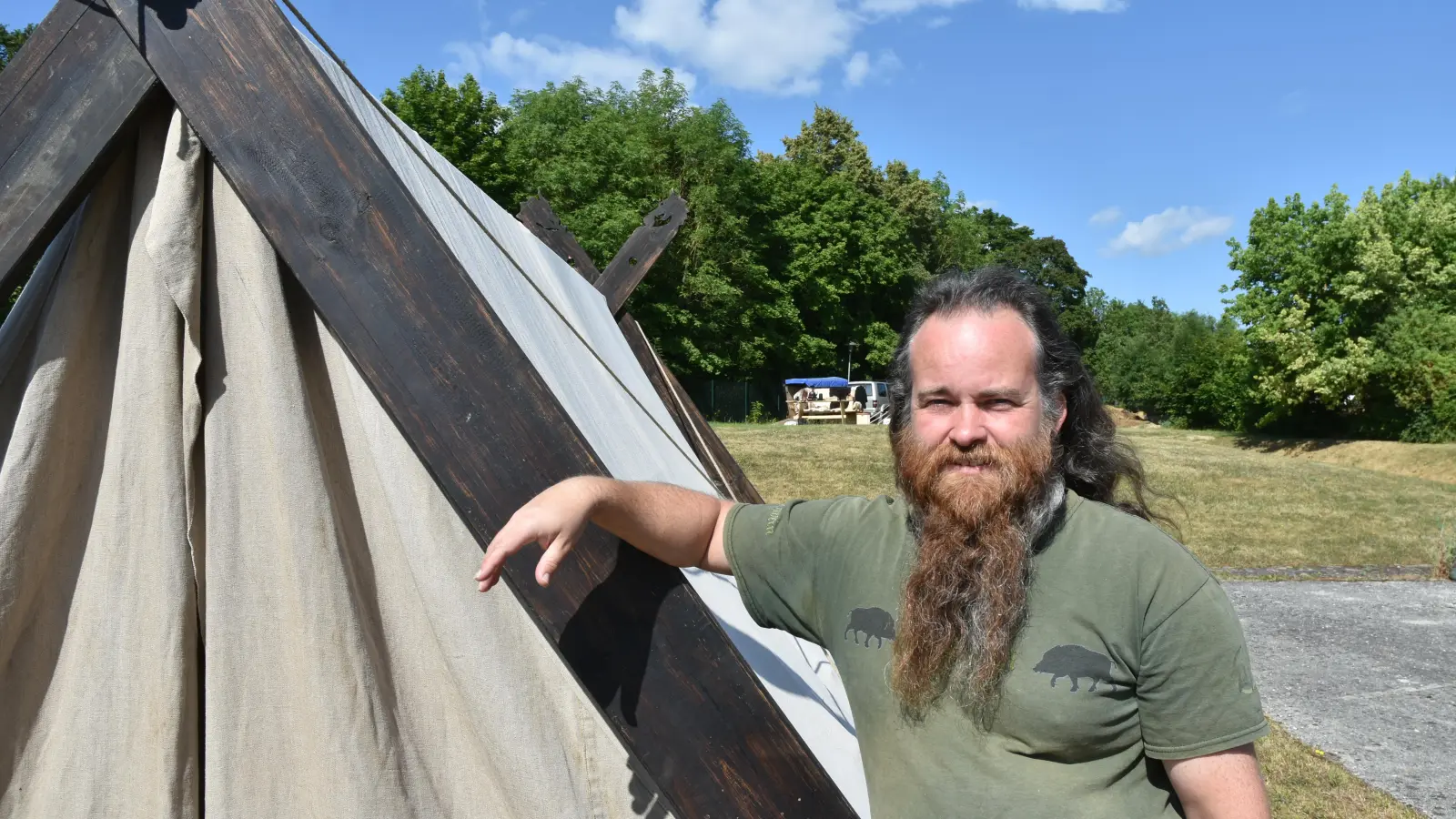 Organisator Andreas Weiler ist seit über 20 Jahren vom Mittelalter fasziniert. „Ich lebe das Ganze“ sagt er. Aussteller aus Bayern, Thüringen und Hessen hat er für den Markt verpflichtet. (Foto: Anita Dlugoß)