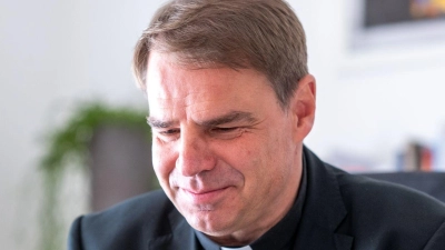 Bischof Stefan Oster will die Studie nun in Ruhe lesen. (Archivfoto) (Foto: Armin Weigel/dpa)