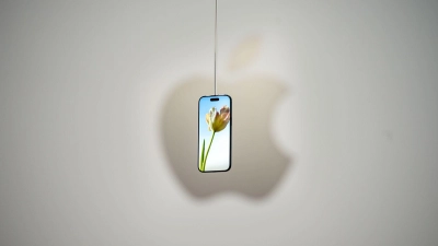 iPhone am Faden: Apples neues iPhone Air bei der Vorstellung im Apple-Hauptquartier in Cupertino. (Foto: Andrej Sokolow/dpa)