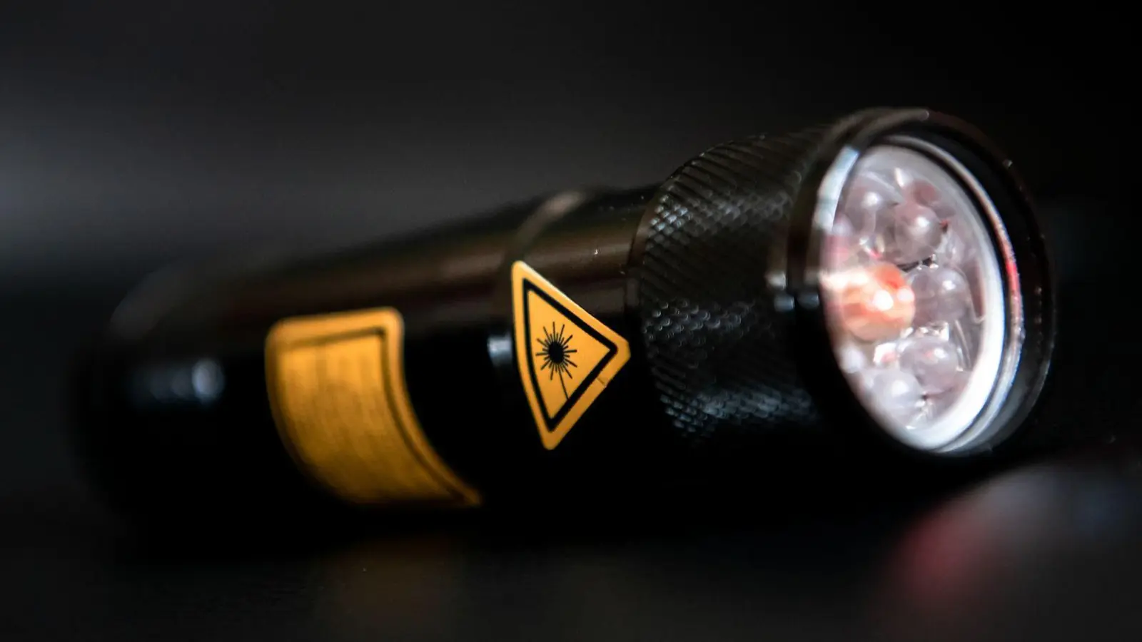 Mit einem Laserpointer blendeten zwei Schüler Autofahrer in Lehrberg. (Symbolbild: Fabian Strauch/dpa)