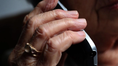Die Seniorin übergibt den Betrügern Bargeld und Wertgegenstände in einem Schuhkarton. (Symbolbild) (Foto: Karl-Josef Hildenbrand/dpa/dpa-tmn)