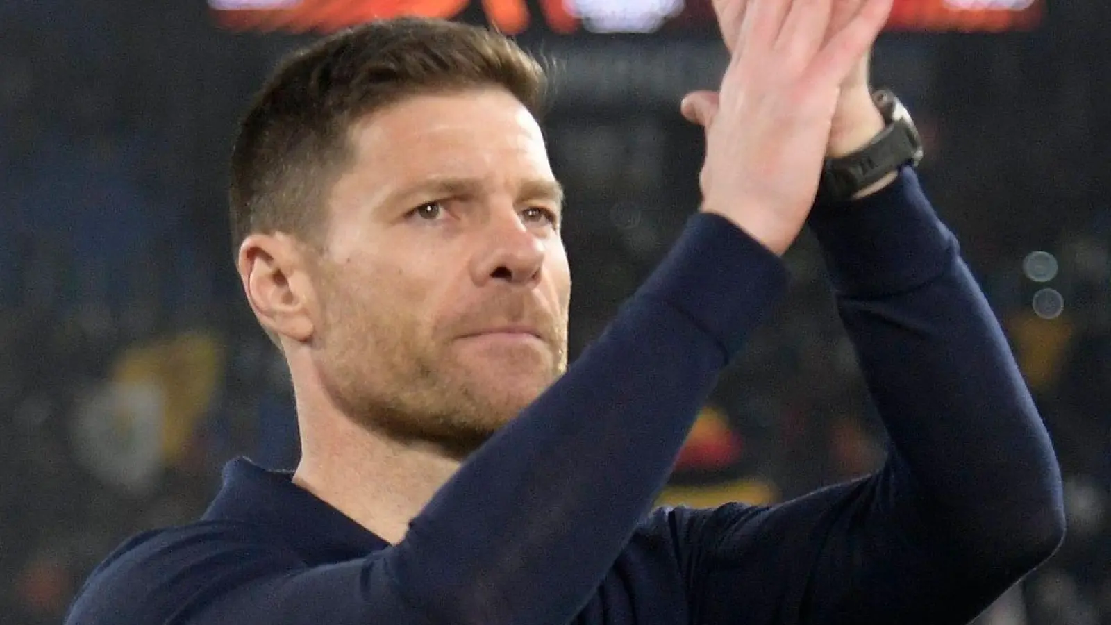 Hat nach der Deutschen Meisterschaft die Chance auf zwei weitere Titel mit seiner Mannschaft: Leverkusens Cheftrainer Xabi Alonso. (Foto: Fabrizio Corradetti/LaPresse/AP/dpa)