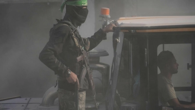 Bewaffnetes Mitglied der islamistischen Terrororganisation Hamas im Gazastreifen.  (Foto: Jehad Alshrafi/AP/dpa)