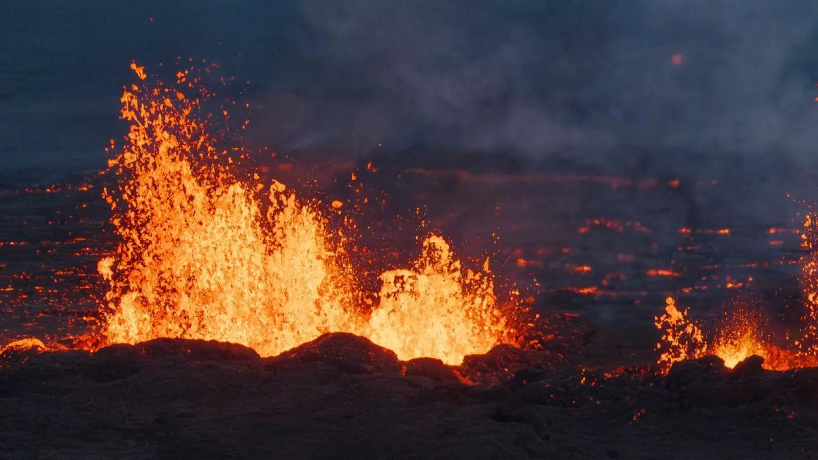 Glutrote Lava bahnt sich den Weg auf der isländischen Halbinsel Reykjanes. (Foto: Marco Di Marco/ap/AP)