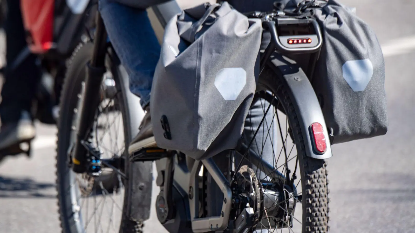 Mit einem getunten E-Bike war am Mittwoch ein 16-Jähriger in Dinkelsbühl unterwegs. (Symbolbild: Stefan Sauer/dpa)
