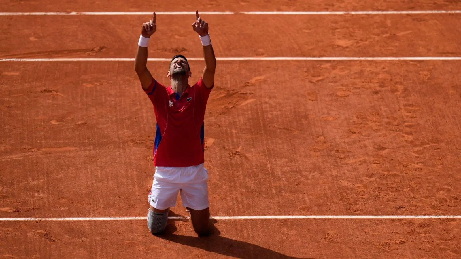 Novak Djokovic ist nach seinem Olympiasieg überwältigt. (Foto: Andy Wong/AP)