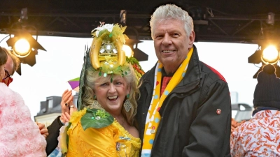 Letzter Tanz - mit dem OB: Für Marktfrau Christl Lang ist es der letzte Faschingsauftritt. (Foto: Malin Wunderlich/dpa)