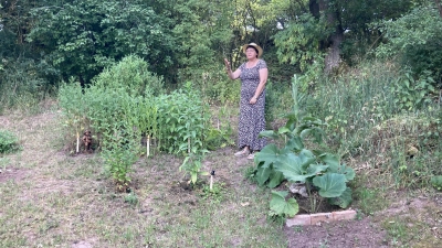 Evi Zeh in ihrem Kräutergarten in Burghaslach. (Foto: Astrid Pirner)
