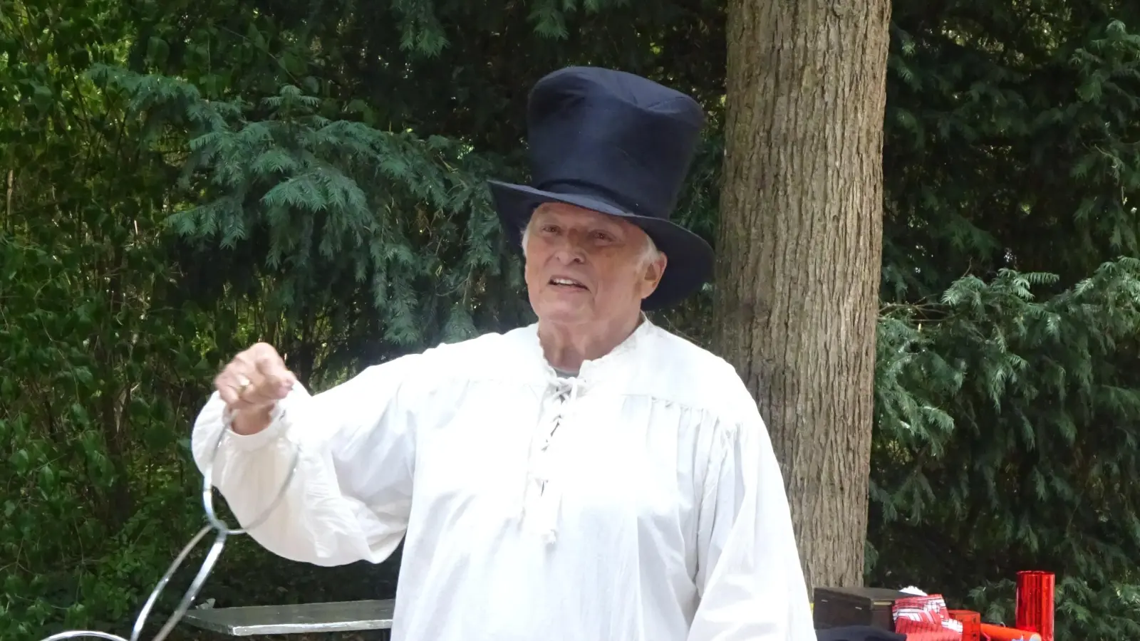 Der Magische Zirkel um Wilfried Harloff, Del Hardo (im Bild) und Helmuto verzaubert die Besucher im Hofgarten Ansbach. (Foto: Florian Pöhlmann)