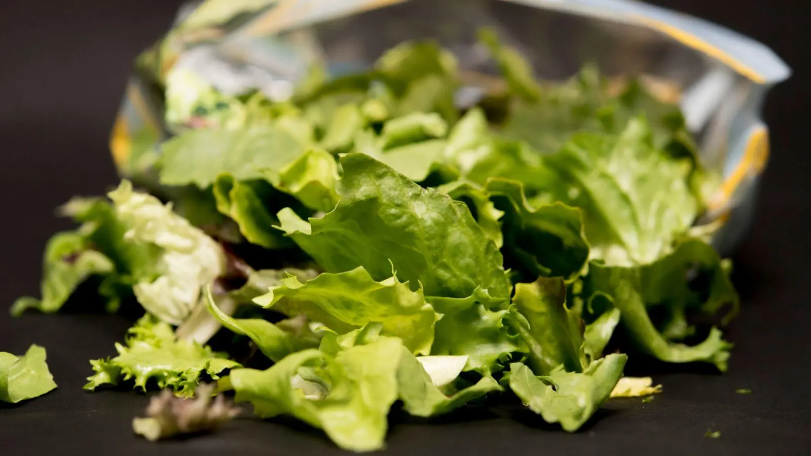 Schnell Salat zubereiten? Auch wenn verpackte Salate als „verzehrfertig“ gelten, sollten sie vor dem Essen gewaschen werden. (Foto: Robert Günther/dpa-tmn)