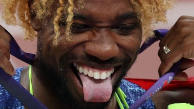 Noah Lyles aus den USA hat das Finale über 200 Meter bei der Leichtathletik-WM in Tokio gewonnen und damit seinen vierten WM-Titel in Serie auf dieser Strecke gefeiert.  (Foto: Oliver Weiken/dpa)