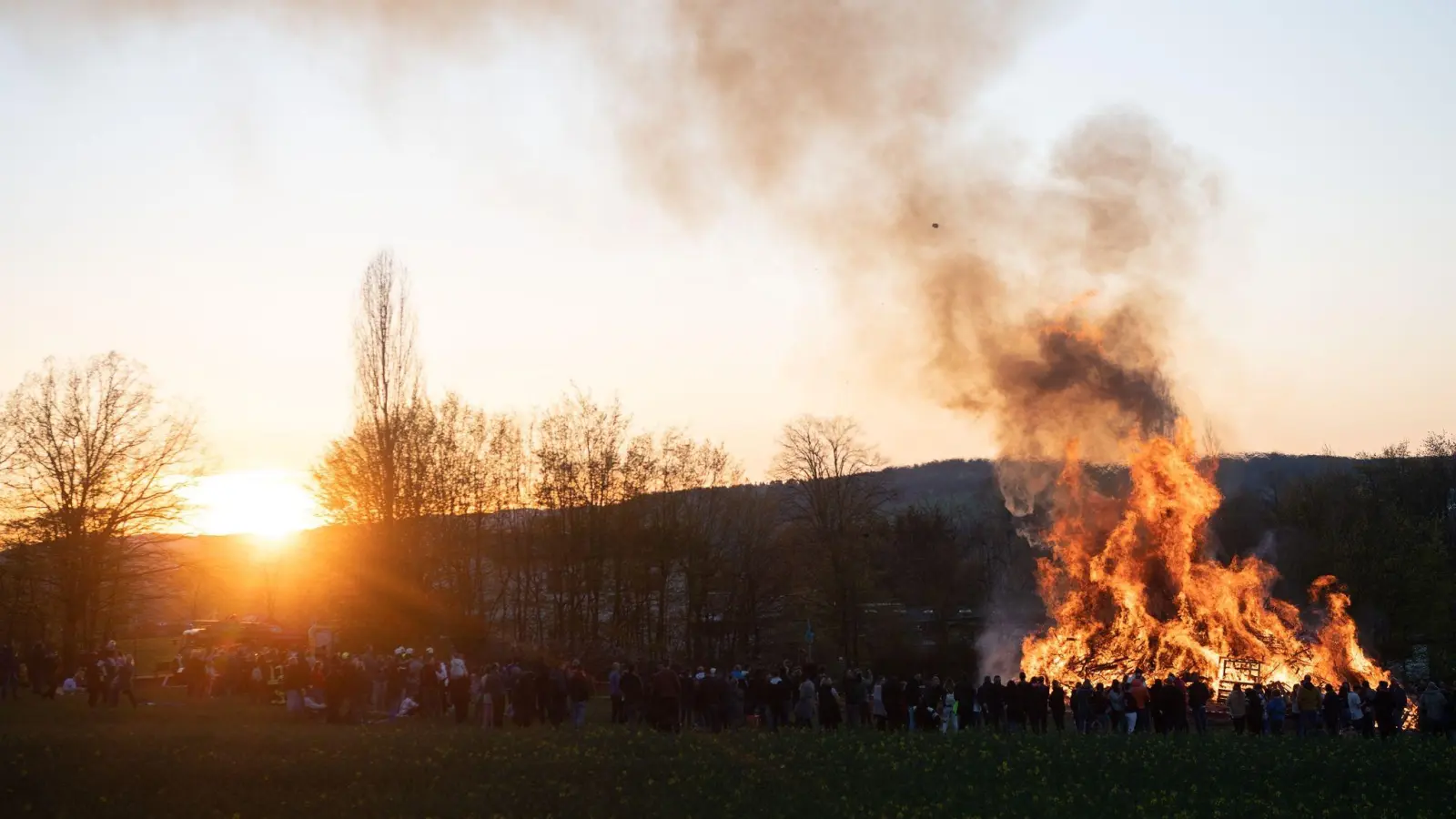 Versprüht Gemütlichkeit, aber eben auch Funken: das Osterfeuer. Wer gut versichert ist, braucht diese nicht zu fürchten. (Foto: Sebastian Gollnow/dpa/dpa-tmn)