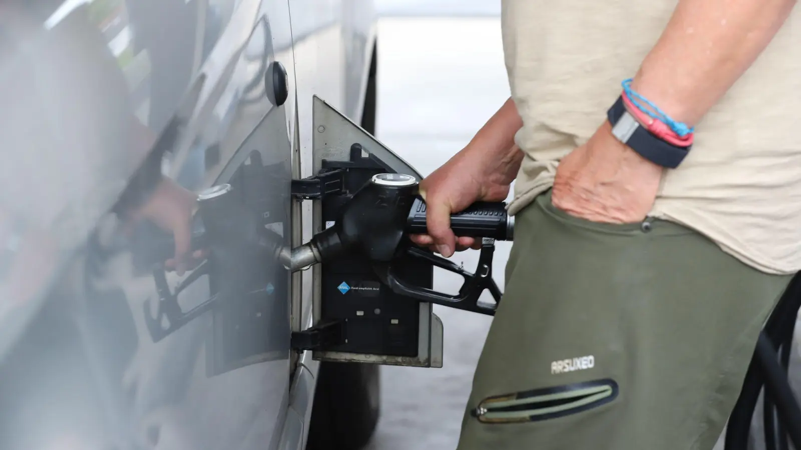 Die 12‑Uhr‑Regel und das verschärfte Kartellrecht sorgen nach Angaben von Wirtschaftsministerin Katherina Reiche für mehr Transparenz für die Kunden. (Symbolbild)  (Foto: Sascha Thelen/dpa)