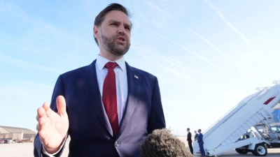 Vance richtet vor seinem Abflug nach Pakistan eine Warnung an den Iran.  (Foto: Jacquelyn Martin/AP POOL/AP/dpa)