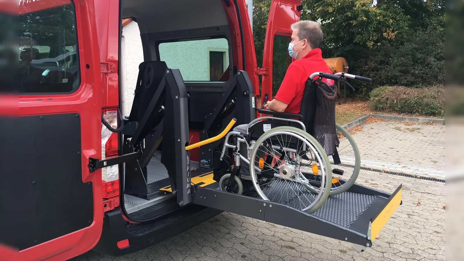 Die ILE-Region plant, einen der Bürgerbusse rollstuhlgerecht umzurüsten. Zur Auswahl stehen eine Rampe oder ein Lift. Vermutlich wird es, wie auf dem Foto in Dinkelsbühl zu sehen ist, auf einen Lift hinauslaufen. Die Mehrkosten liegen im fünfstelligen Bereich. (Archivfoto: Simone Hedler)