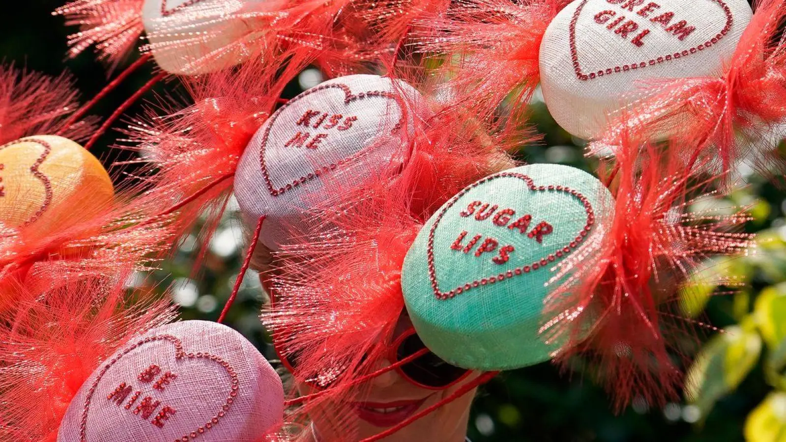 Immer ein Hingucker: Beim Pferderennen im englischen Ascot sorgen traditionell die exzentrischen Hüte der Besucherinnen für Aufsehen. (Foto: Alberto Pezzali/AP)